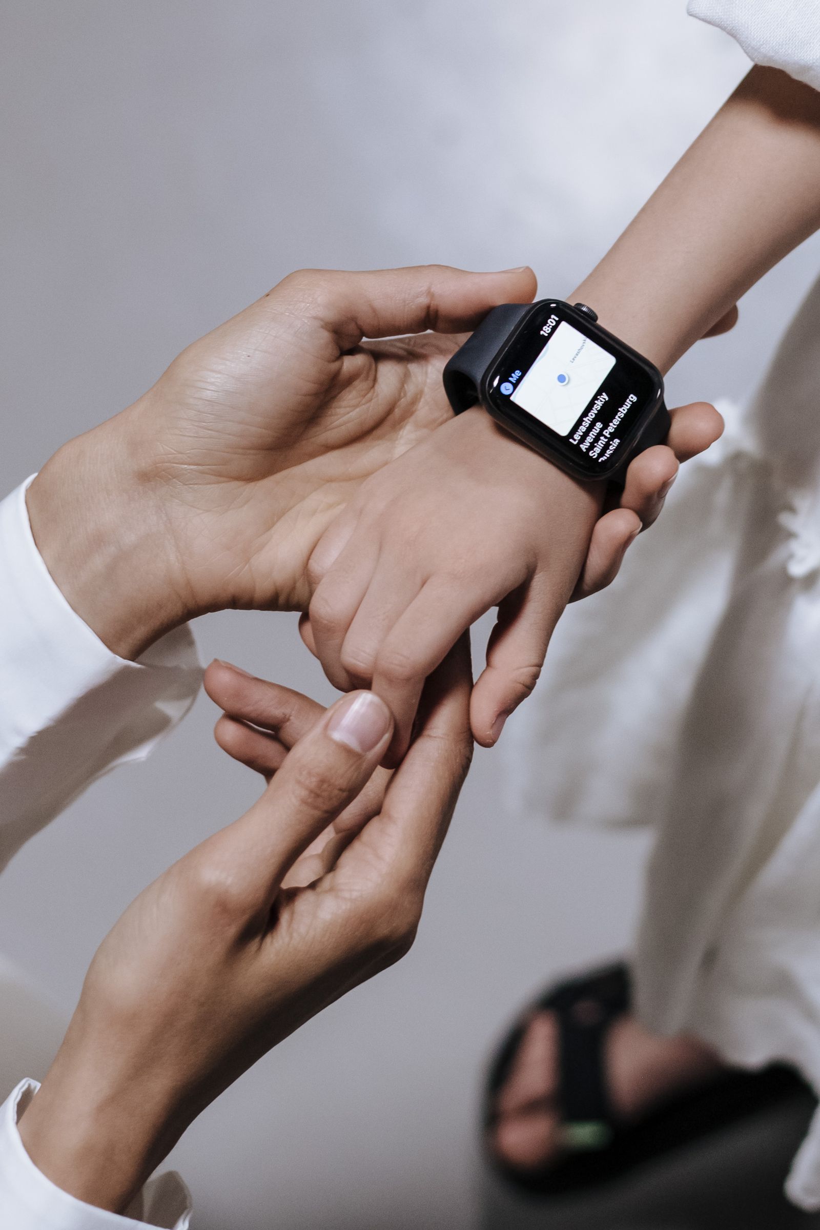 Parent installant une montre GPS au poignet de son enfant